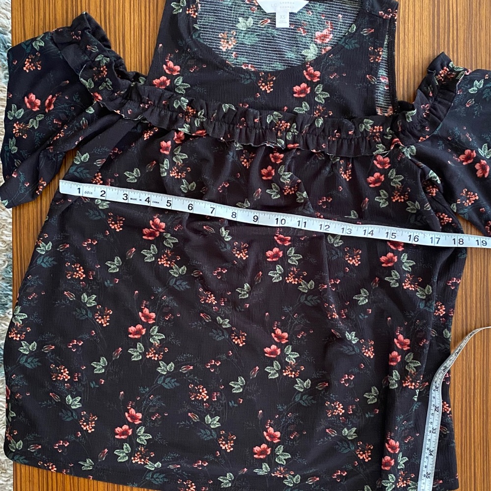 LC LAUREN CONRAD Cold Shoulder FLORAL Ruffle Blouse TOP XS - Picture 3 of 6